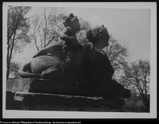 Białystok, odbudowa Pałacu Branickich, ogród - rzeźba Sfinksa