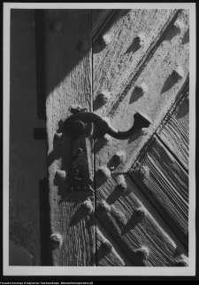 Klukowo, klamka przy drzwiach kościoła