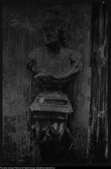 Białystok, Pałac Branickich, popiersie na elewacji pałacowej