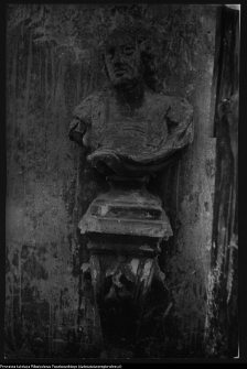 Białystok, Pałac Branickich, popiersie na elewacji pałacowej