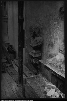 Białystok, Pałac Branickich, popiersie na elewacji pałacowej