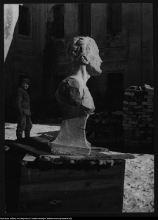 Supraśl, popiersia ocalałe w ruinach Pałacu Opatów