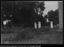 Makowlany, brama przy dworze