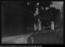 Makowlany, brama przy dworze