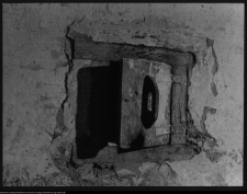 Zaręby Kościelne, drzwiczki w dolnej partii ściany