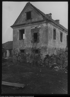 Tykocin, kamieniczka przy Rynku Czarnieckiego w trakcie odbudowy