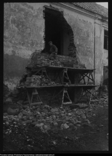 Tykocin, fragment kamieniczki w czasie odbudowy