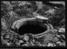 Tykocin, studnia marmurowa z XVII w. odkryta na dziedzińcu zamkowym