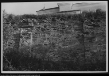 Wigry, mur oporowy wjazdowy