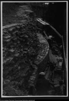 Wigry, prace konserwatorskie przy murach oporowych zespołu kamedulskiego