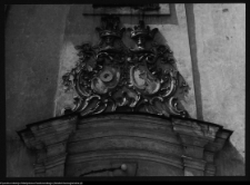 Sejny, kartusz herbowy nad portalem kościoła