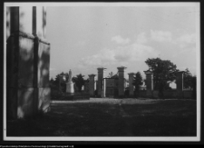 Sejny, widok na bramę wejściową i cmentarz przykościelny