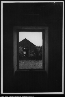 Bęćkowo, widok z wnętrza dworu na budującą się oborę