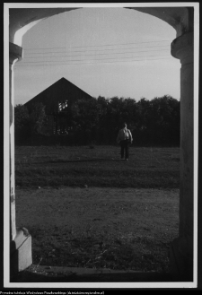 Bęćkowo, widok z wnętrza dworu na budującą się oborę