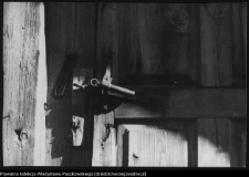 Jaczno, drzwi drewnianej chaty