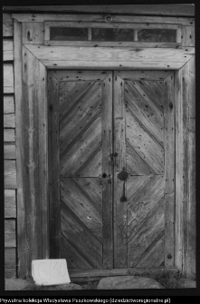 Jaczno, drzwi drewnianej chaty