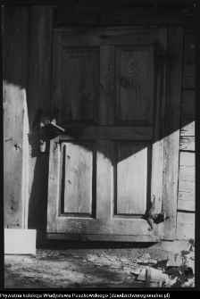 Jaczno, drzwi drewnianej chaty