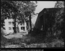 Makowlany, fragment muru zabudowań dworskich