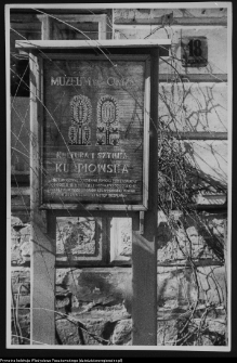 Łomża, gablota ogłoszeniowa Muzeum P&oacute;łnocno-Mazowieckiego przy ul. Świerczewskiego 18 (obecnie Aleja Legion&oacute;w 26)