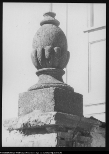 Supraśl, pobazyliański zespół cerkiewno-klasztorny. Wazon na bramie muru