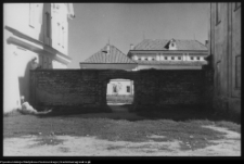 Supraśl, pobazyliański zesp&oacute;ł cerkiewno-klasztorny. Mur przy bramie