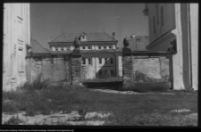 Supraśl, pobazyliański zesp&oacute;ł cerkiewno-klasztorny. Mur przy bramie