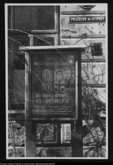 Łomża, gablota ogłoszeniowa Muzeum Północno-Mazowieckiego przy ul. Świerczewskiego 18 (obecnie Aleja Legionów 26)