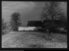 Łosośna, zabudowania gospodarcze przy dworze