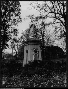 Knyszyn, przed kościołem