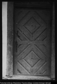 Kamienny Dw&oacute;r, drzwi drewnianego dworu