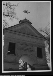 Tykocin, brama do klasztoru pobernardyńskiego