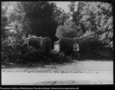 Strabla, zrujnowana stajnia pałacowa