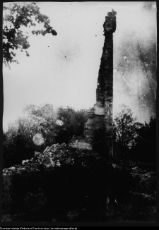 Reprodukcja fotografii z 1920 r. przedstawiającej ruiny zamku