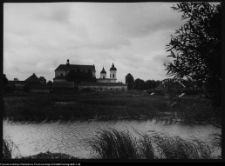 Tykocin, widok na kościół od strony Narwi