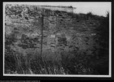 Wigry, mur oporowy wjazdowy