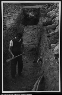 Białystok, odkryte fundamenty nieznanego budynku przy kolumnadzie Pałacu Branickich