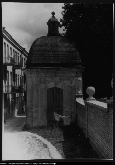 Białystok, dawna studnia przy Pałacu Branickich oraz kamienica przy ul. Zamkowej