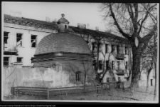 Białystok, dawna studnia przy Pałacu Branickich oraz kamienica przy ul. Zamkowej